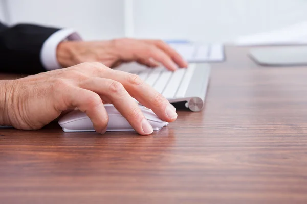 Persoon met behulp van computer — Stockfoto