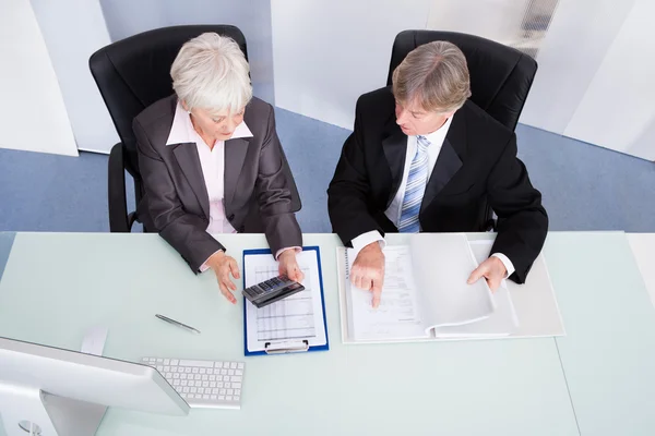 Zwei Geschäftsleute, die Finanzen berechnen — Stockfoto