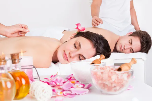 Couple Receiving An Acupuncture Treatment — Stock Photo, Image