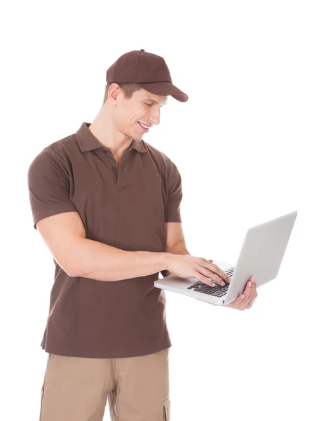 Άνθρωπος του νεαρού delivery χρησιμοποιώντας φορητό υπολογιστή — Φωτογραφία Αρχείου