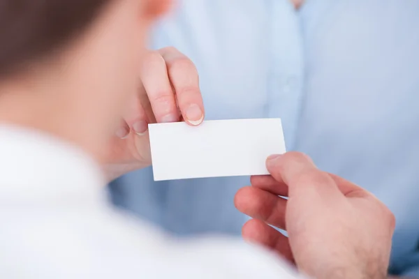 Empresarios Intercambiando Tarjeta Visitante — Foto de Stock