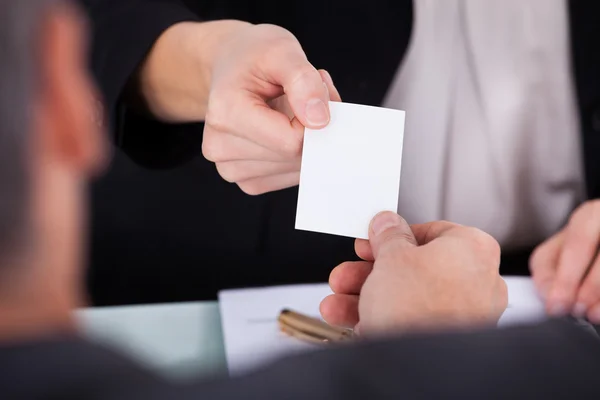 Empresarios Intercambiando Tarjeta Visitante — Foto de Stock