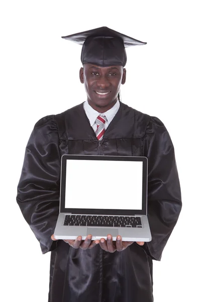Uomo di laurea che mostra il computer portatile — Foto Stock