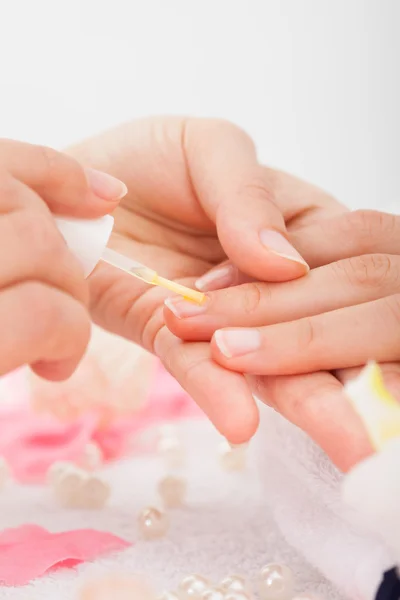 Manicurista Applicazione dello Smalto per Unghie — Foto Stock