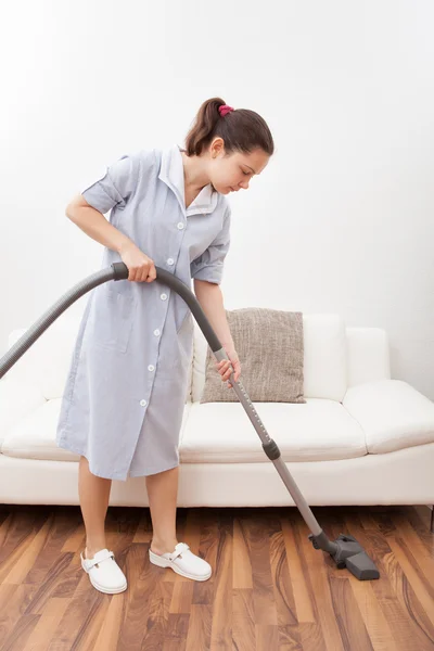Jovem empregada limpeza chão — Fotografia de Stock