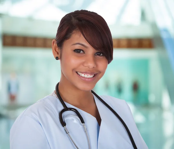 Medico sorridente donna con stetoscopio — Foto Stock