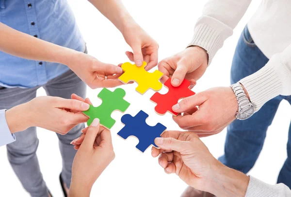 Fünf Personen Hand mit Puzzle — Stockfoto