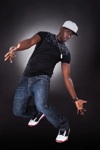 Αφρικανική νεαρός άνδρας χορεύει — Φωτογραφία Αρχείου