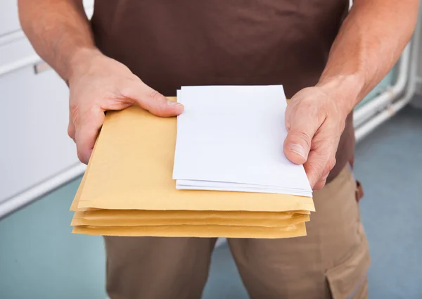 Carteiro Segurando Cartas — Fotografia de Stock