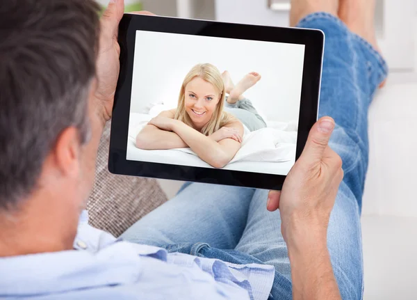 Homem vídeo conversando com a mulher — Fotografia de Stock