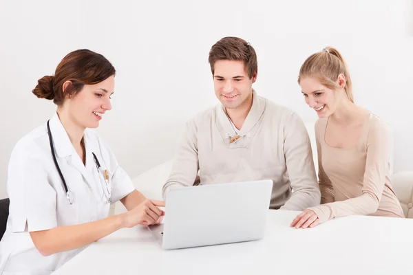 Médico mostrando resultados aos pacientes — Fotografia de Stock