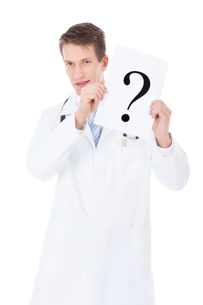 Doctor sosteniendo signo de signo de interrogación — Foto de Stock