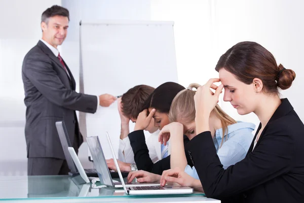 Empleados aburridos en reunión de negocios —  Fotos de Stock