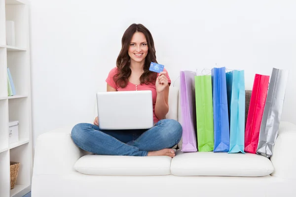 Donna shopping online — Foto Stock