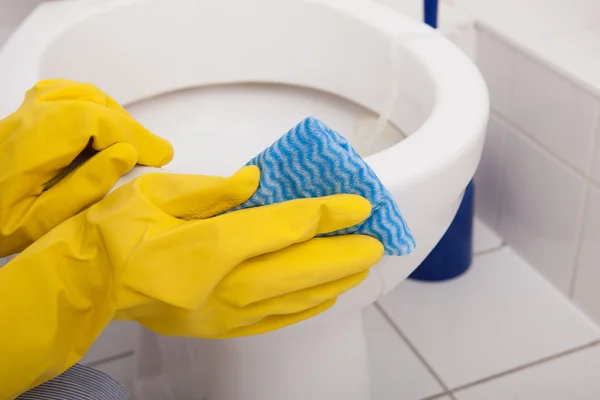 Persons hand rengöring toalett — Stockfoto