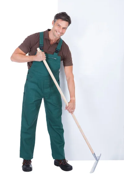 Jardineiro masculino trabalhando com forquilha — Fotografia de Stock