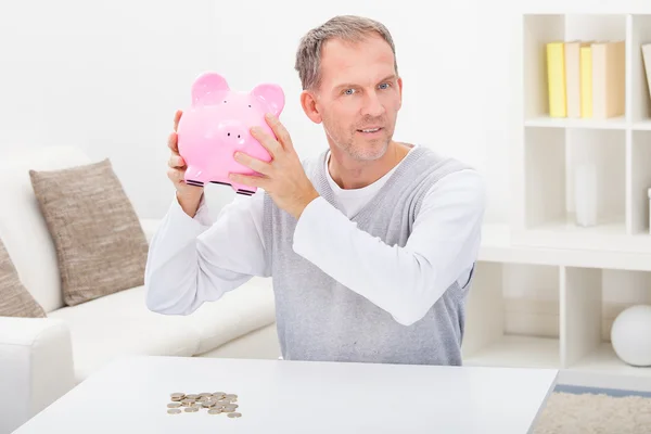 Homem segurando Piggybank — Fotografia de Stock