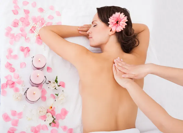 Frau bekommt Massage-Behandlung — Stockfoto