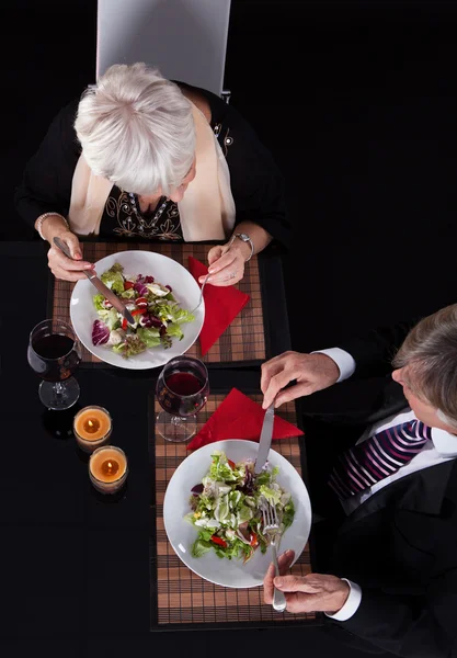 Senior koppel in een restaurant — Stockfoto