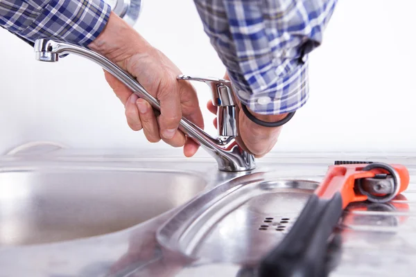 Tesisatçı sabitleme lavabo — Stok fotoğraf