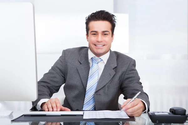 Feliz joven hombre de negocios — Foto de Stock