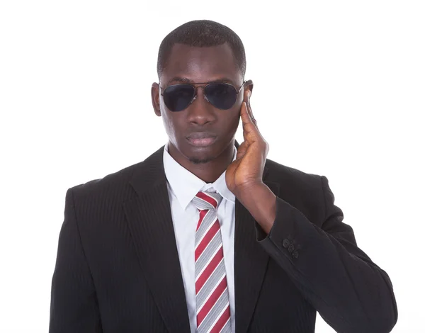 Afrikanischer junger Mann mit der Hand am Ohr — Stockfoto