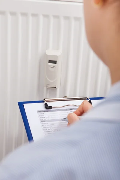 Aufzeichnungen digitaler Thermostaten in der Zwischenablage — Stockfoto