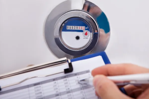 Hand schrijven water verbruiksniveau — Stockfoto