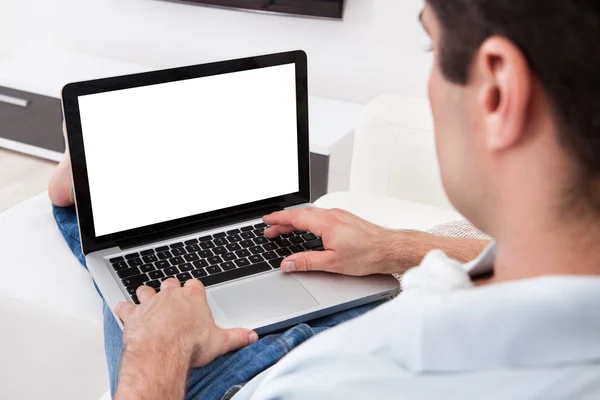 Közelkép az ember használ laptopczłowieka za pomocą laptopa z bliska — Zdjęcie stockowe