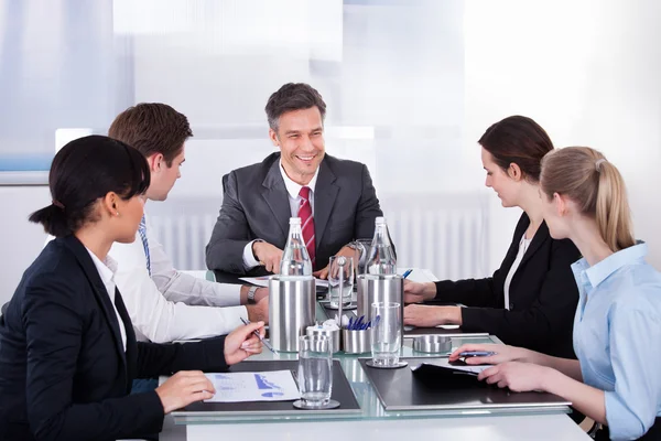 Geschäftsleute sitzen am Konferenztisch — Stockfoto
