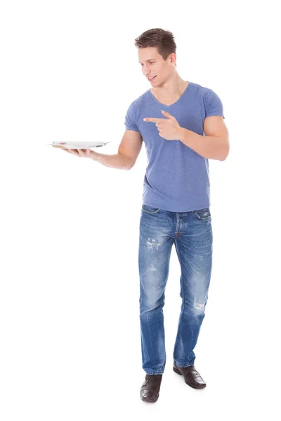 Junger Mann mit leerem Teller — Stockfoto