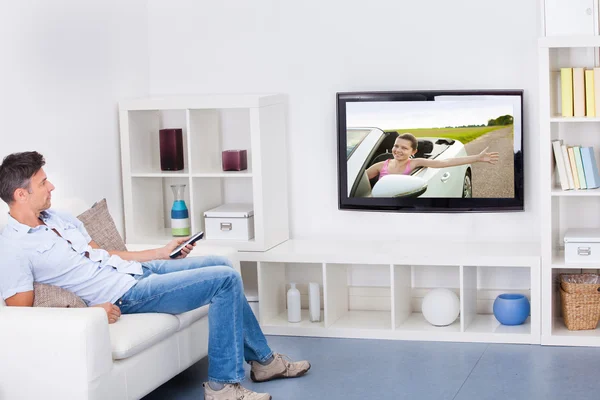 Oglądanie telewizji przez człowieka — Zdjęcie stockowe