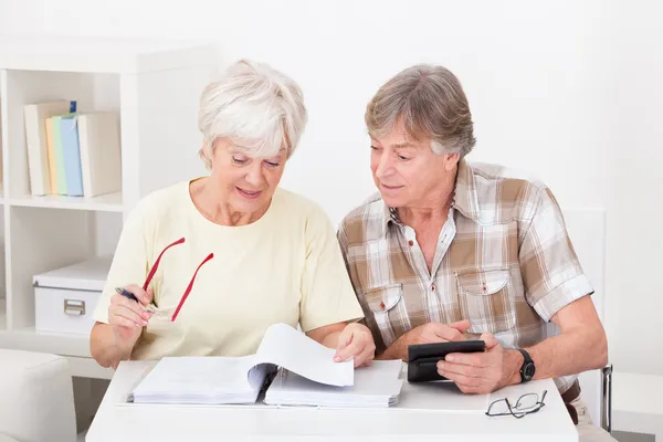 Couple aîné faisant leurs finances — Photo