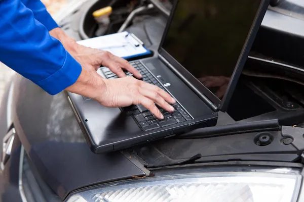 Mécanicien de voiture en utilisant un ordinateur portable — Photo