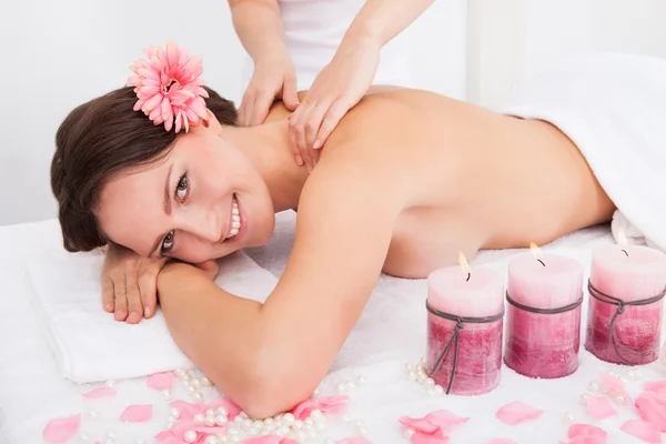 Frau bekommt Massage-Behandlung — Stockfoto