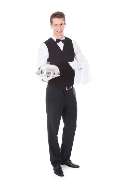 Servitören håller cloche locket täcka — Stockfoto