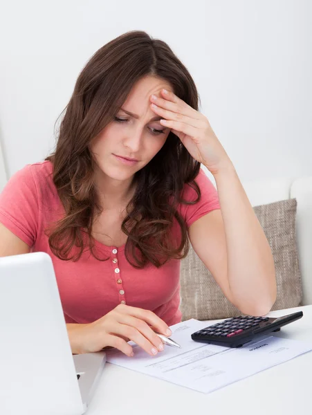 Mujer preocupada mirando facturas — Foto de Stock