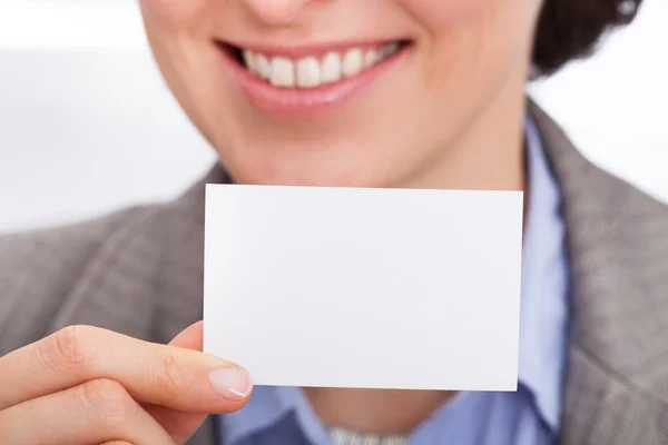 Empresária Segurando cartão de visita — Fotografia de Stock