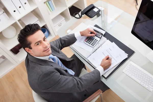 Empresário trabalhando na mesa — Fotografia de Stock