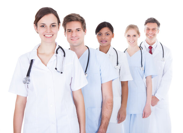 Врачи и медсестры в ряд
