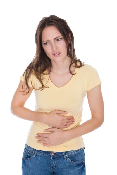 胃の痛みに苦しむ若い女性 — ストック写真