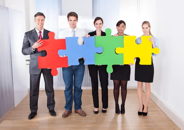 Businesspeople Assembling Jigsaw Puzzle — Stock Photo, Image