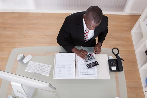 Geschäftsmann kalkuliert mit Finanzen — Stockfoto