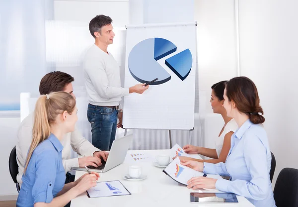 Geschäftsmann bei einem Vortrag in Meeting — Stockfoto