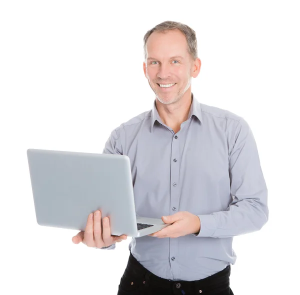 Felice uomo d'affari in possesso di laptop — Foto Stock