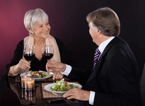 Starszy para w restauracji — Zdjęcie stockowe