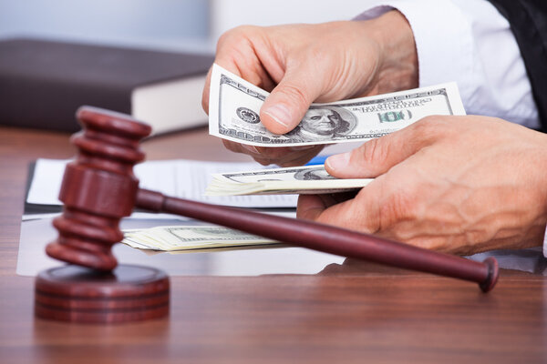 Судья считает деньги
