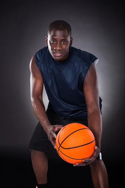 Jovem africano com basquete — Fotografia de Stock