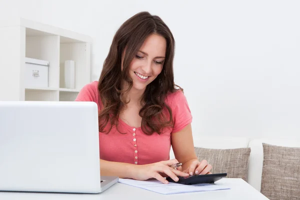 Mujer feliz calculando las facturas — Foto de Stock