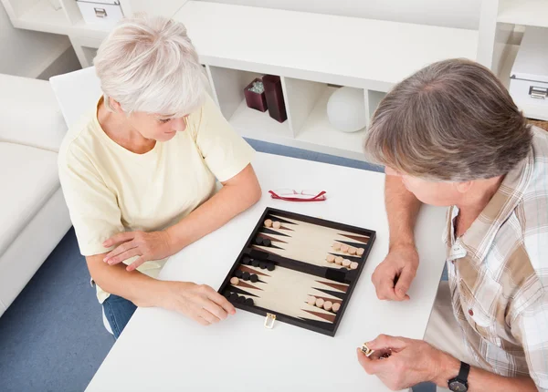 Seniorenpaar spielt Backgammon — Stockfoto